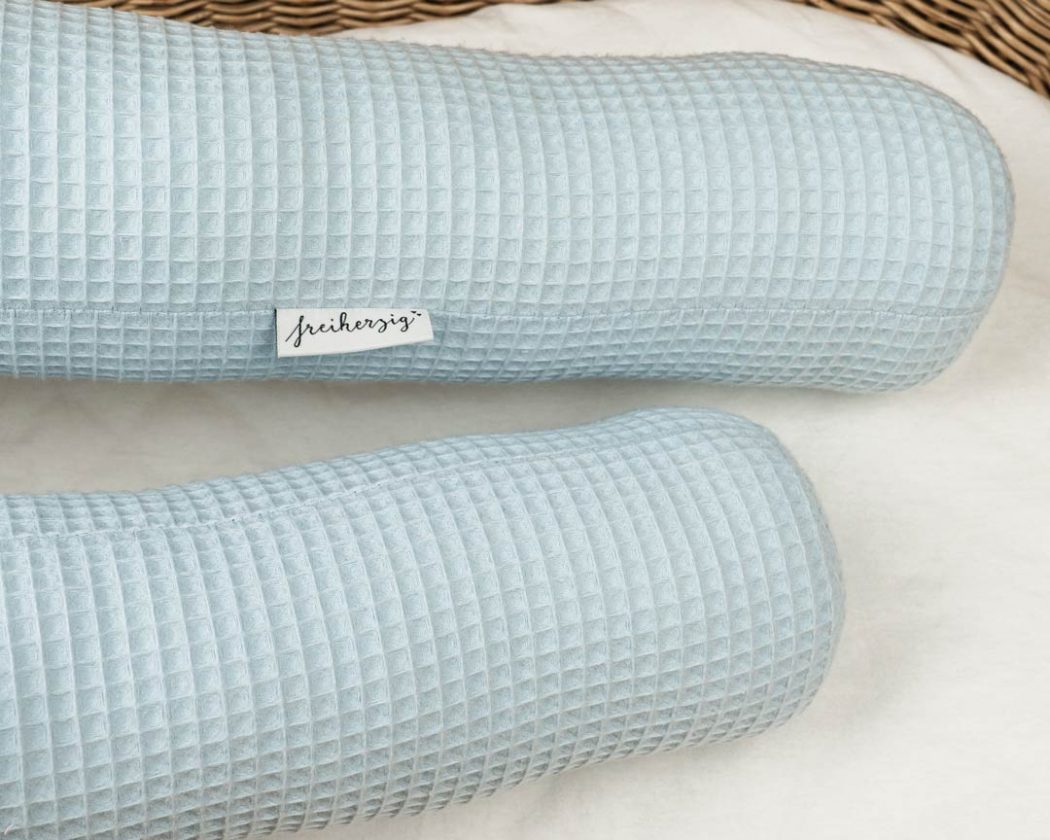 Bettschlange aus Waffelpiqué in pastellblau als Umrandung im Babybett, schützt sie den Kopf vor Gitterstäben und Zugluft und verhindert, dass der Schnuller aus dem Bett fällt.