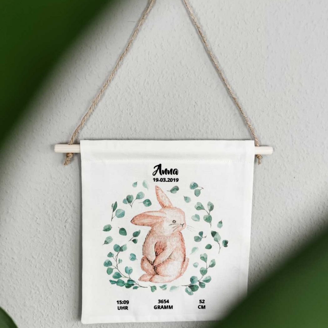 Personalisierter Geburtswimpel mit Häschen, deinem Wunschnamen und Daten - wunderschöne Wanddeko oder einzigartiges Geburtsgeschenk
